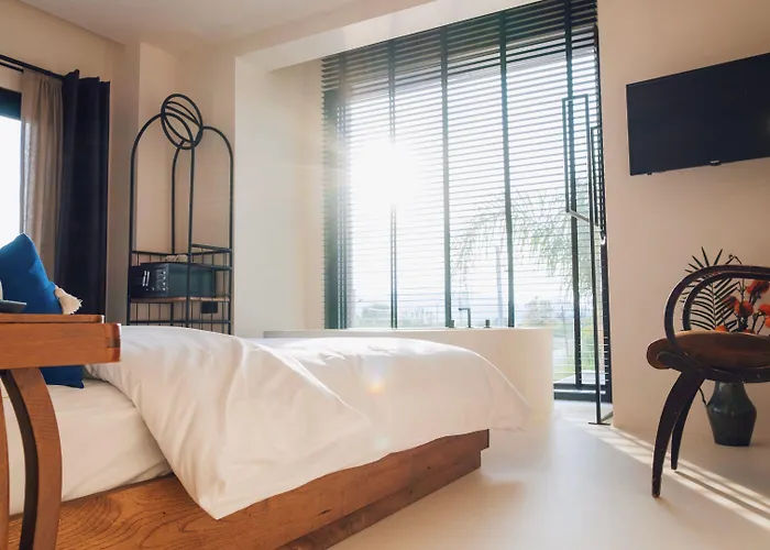 Hotel To Be Social House