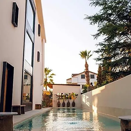 To Be Social House Hotel