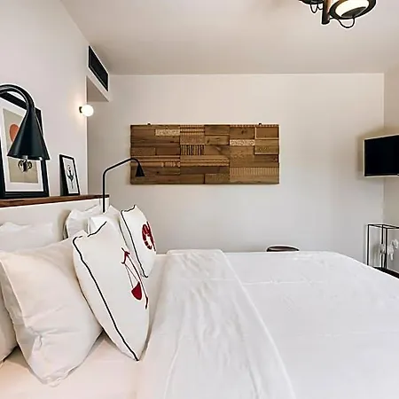 Hotel To Be Social House