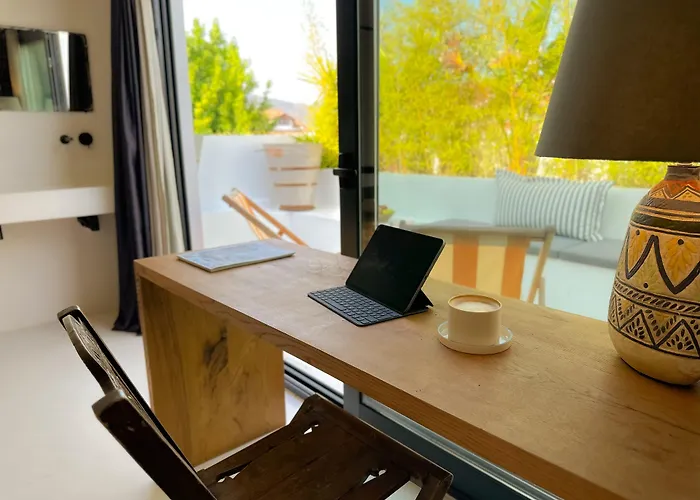 To Be Social House 3*